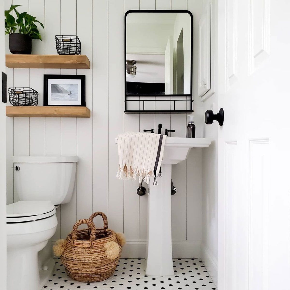 Bathroom Decor for Small Bathrooms: Maximizing Space and Style