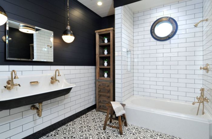 Black and white small bathroom decor