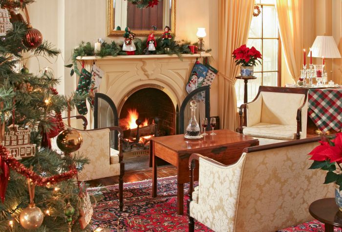 Christmas Decor in a Small Living Room: Maximizing Space and Style